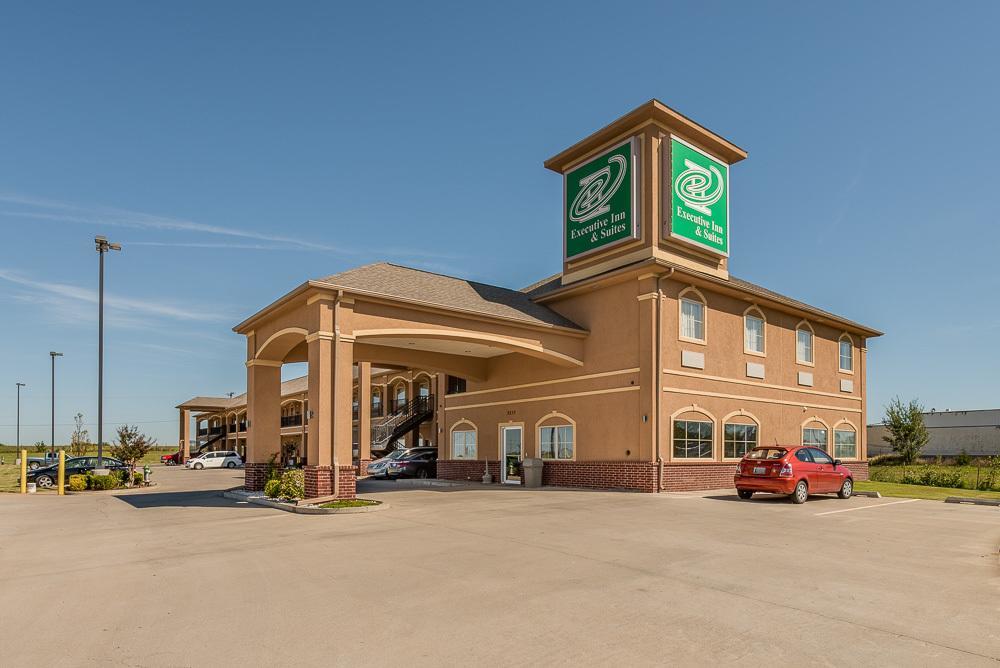 Executive Inn & Suites Cushing Buitenkant foto